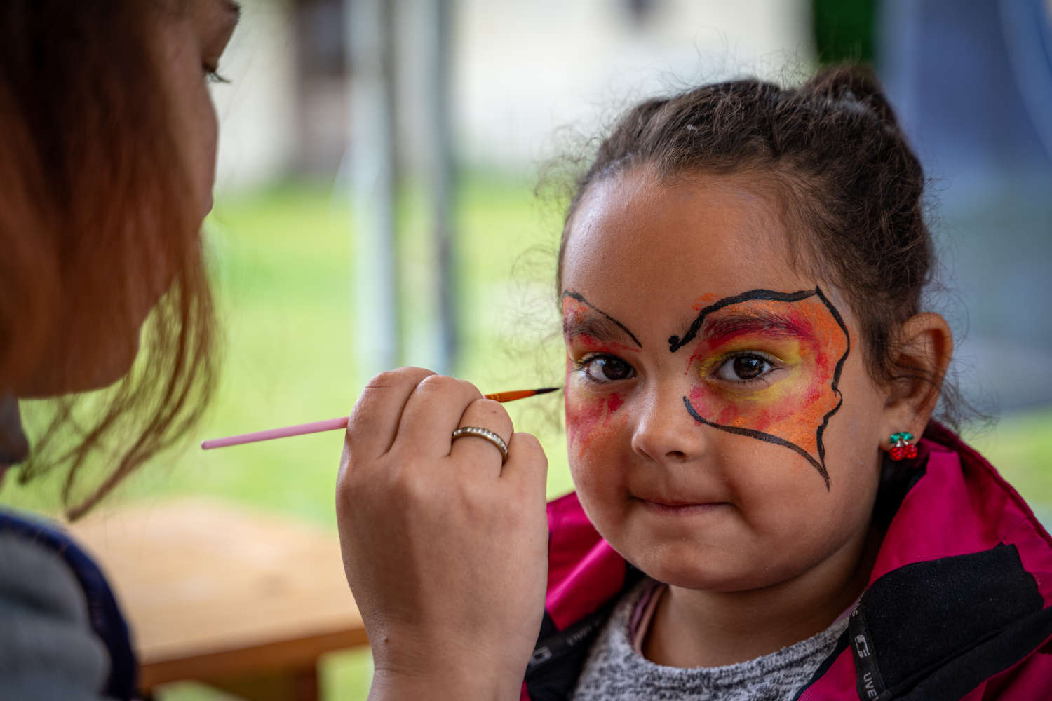 Arcfestés pillangó mintával
