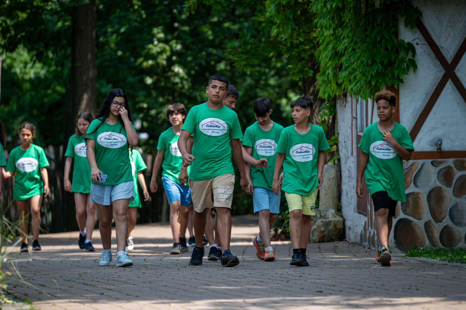 Táborozók séta közben