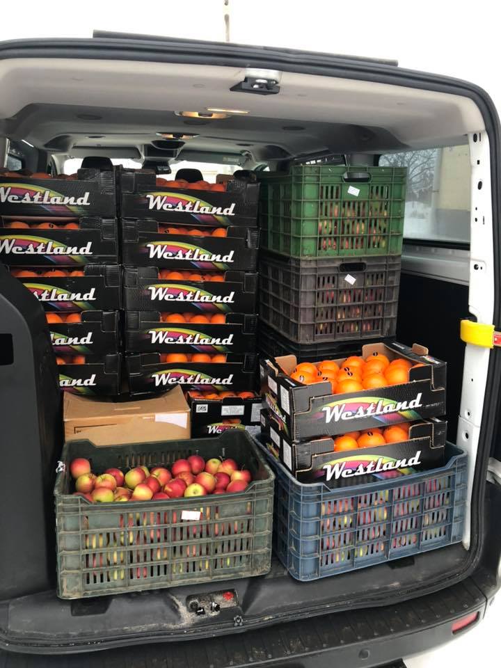 Az Age of Hope autójának csomagtartójában több kilogramm gyümölcs