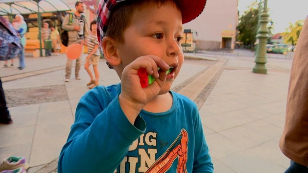 A GAZDAG GYEREK OKOSODIK, A SZEGÉNY LEMARAD NYÁRON